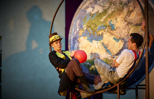 In 80 Tagen um die Welt - Schauspiel-Spektakel von Soeren Voima nach Jules Verne - Ensemble Persona