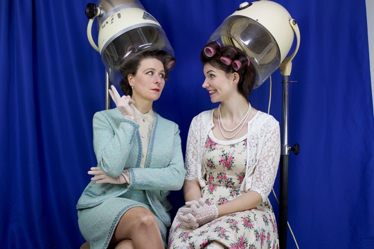 Zwischen Nierentisch und Fräuleinwunder Zwei Frauen im Sturm der Zeit 1945 - 1961 Theater mit